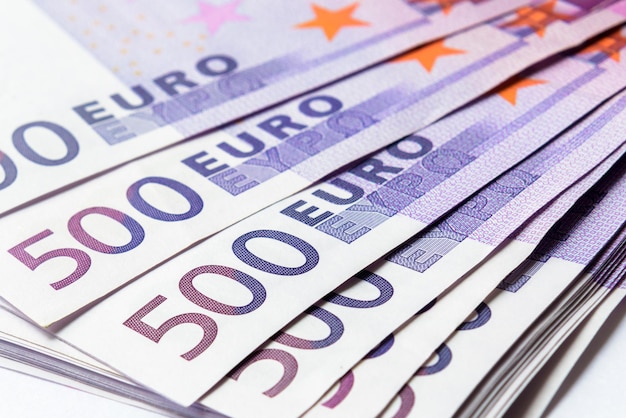 Stapel van 500 euro geld notities close-up