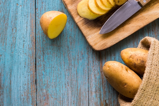 Stapel van aardappelen liggend op houten planken