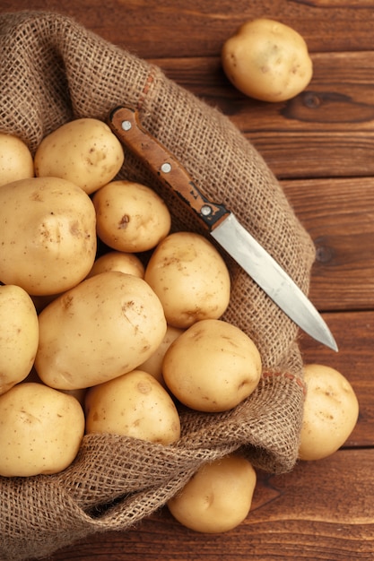 Stapel van aardappelen liggend op houten planken