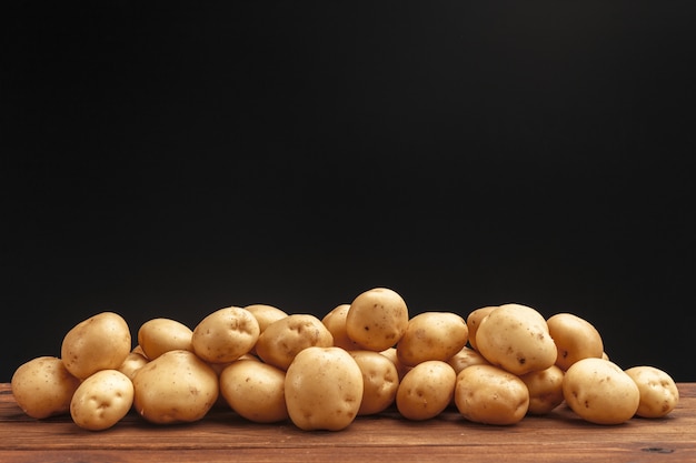 Stapel van aardappelen liggend op houten planken