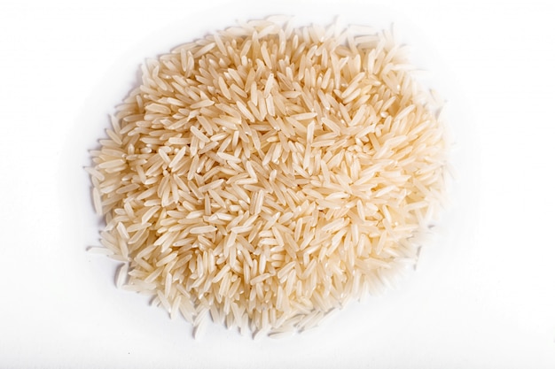 Stapel van basmati rijst die op witte achtergrond wordt geïsoleerd.