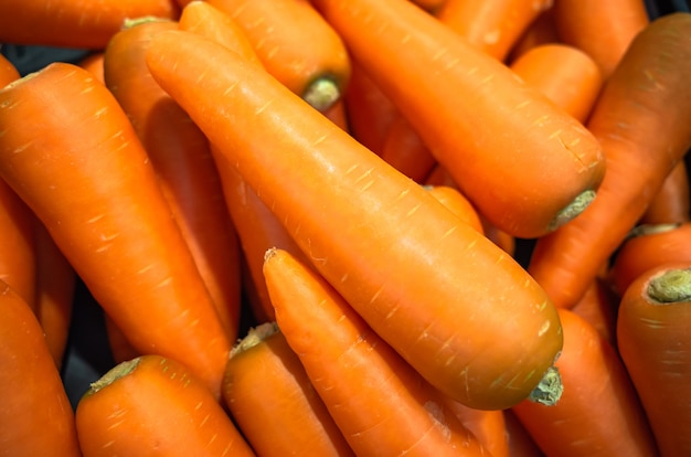 Stapel van biologische wortel in supermarkt