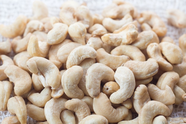 Stapel van cashewnoten op de tafel