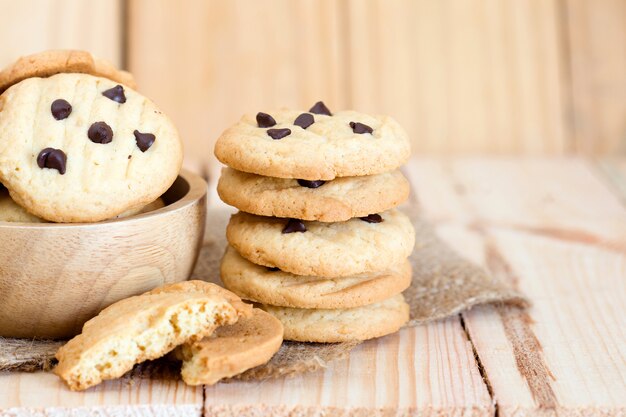 Stapel van chocoladeschilferkoekjes op houten lijst.