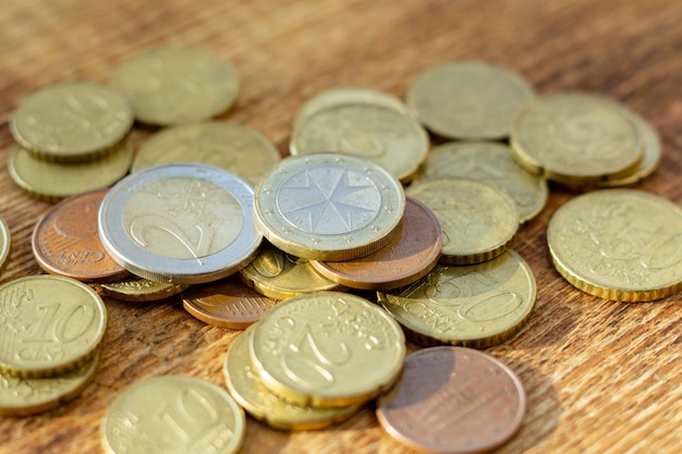 Foto stapel van de het pakhoop van de muntstukken de oude roestige messing euro