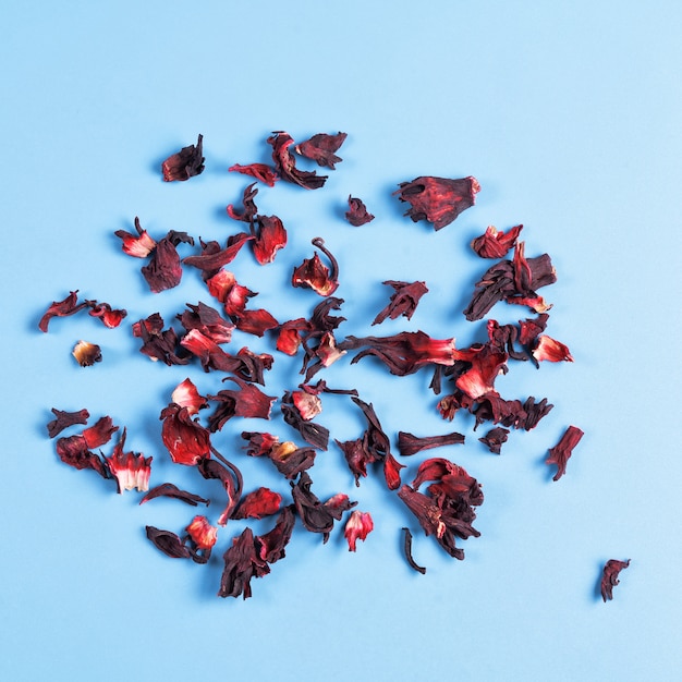 Stapel van droge kruidenthee van hibiscus karkade