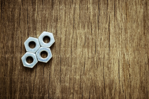 Foto stapel van een hexagon noot op oude houten achtergrond.