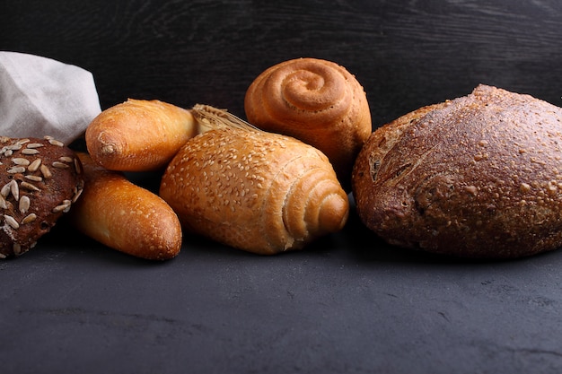 Stapel van fancy brood op zwarte stenen achtergrond