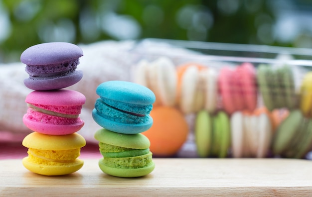 Stapel van Franse kleurrijke macarons op lijst.