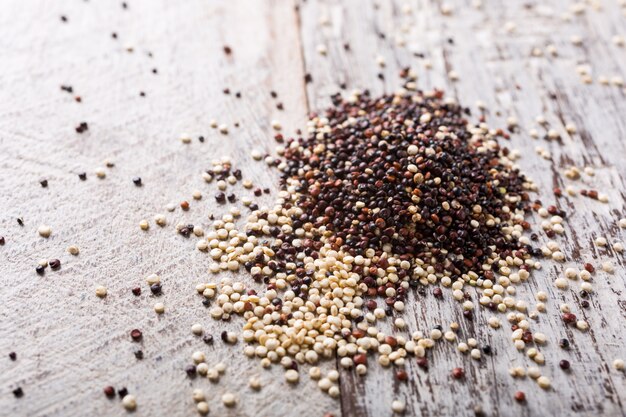 Stapel van gemengde ruwe quinoa