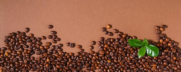 Stapel van geroosterde bruine koffiebonen