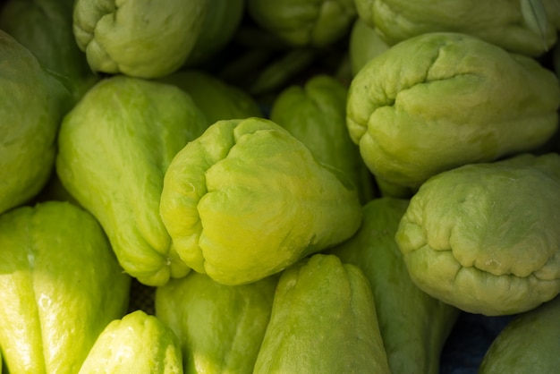 Stapel van groen chayote fruit.