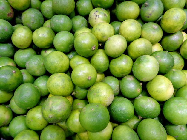 Stapel van groene verse limoenen in de markt