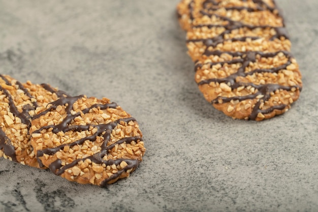 Stapel van haverchocoladekoekjes met noten die op steen worden geplaatst.