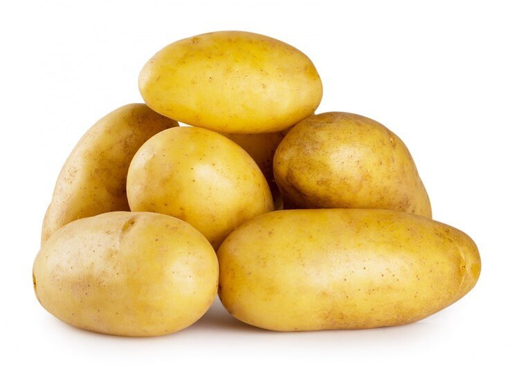Foto stapel van jonge aardappelen die op wit worden geïsoleerd