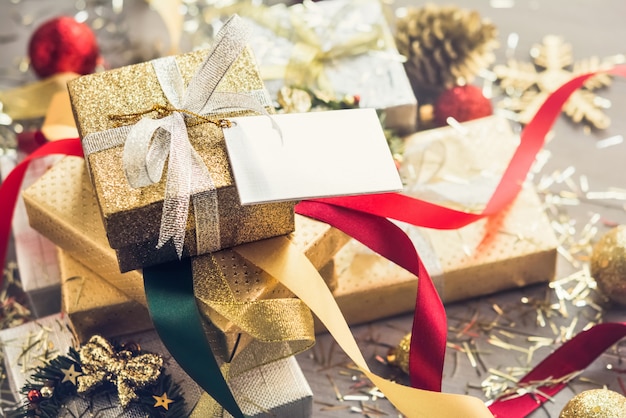 Stapel van Kerstmis geschenkdozen omwikkeld met glinsterende zilver en goud papier