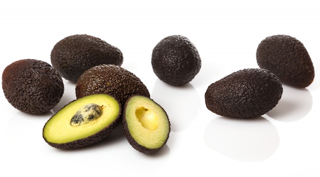 Stapel van kleine avocado's