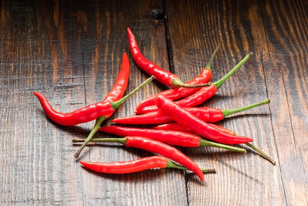 Stapel van Mexicaanse chilipepers op houten tafel