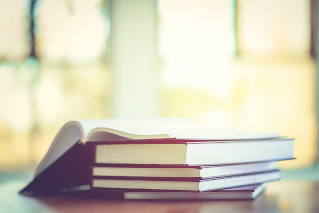 Stapel van oude boeken op de tafel