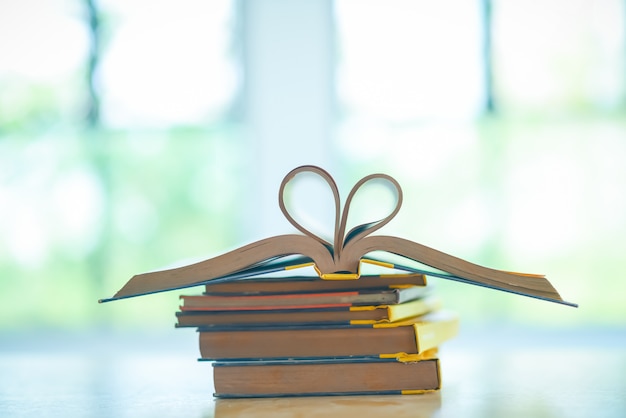 Foto stapel van oude boeken op de tafel