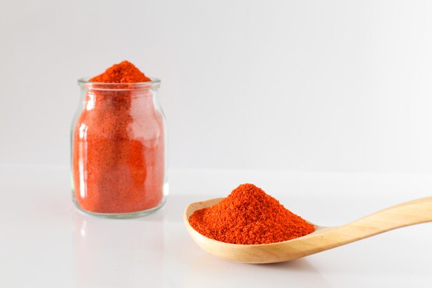 Stapel van Rode die Paprika op witte achtergrond wordt geïsoleerd