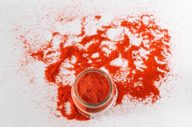 Stapel van Rode die Paprika op witte achtergrond wordt geïsoleerd