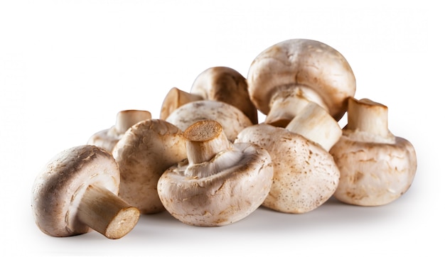 Stapel van ruwe paddestoelchampignon die op wit wordt geïsoleerd