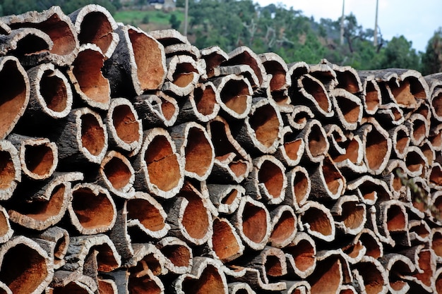 Stapel van schors geoogst van cork oak bomen klaar voor transformatie tot kurk.