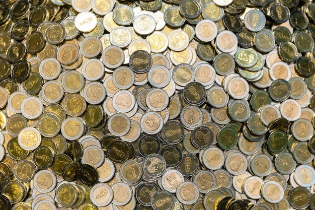 Stapel van tien Thaise baht munten geld financieel bedrijfsconcept