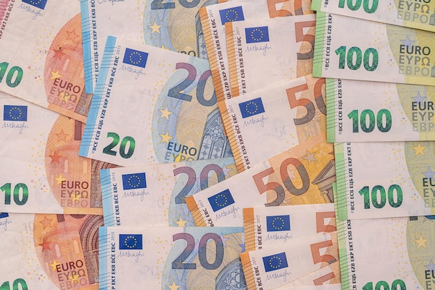 Stapel van veel verschillende eurobankbiljetten Financiën concept