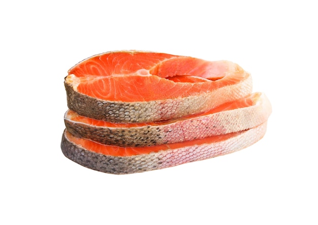 Stapel van verse zalm vis steak geïsoleerd op een witte achtergrond met uitknippadxA