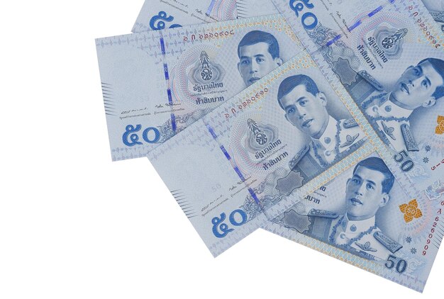 Stapel van vijftig Thaise Baht-bankbiljetten geïsoleerd op witte achtergrond Zakelijke en financiële concept
