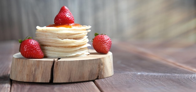 Stapel vers bereide traditionele pannenkoeken met aardbeien