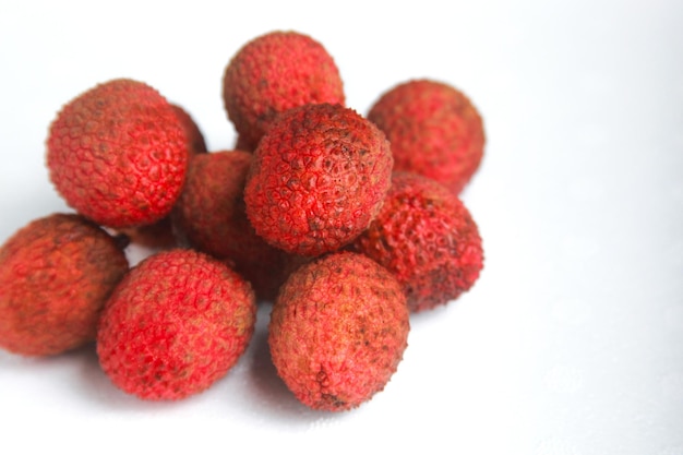 Stapel vers lychee fruit op witte achtergrond