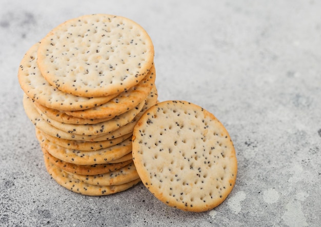 Stapel verschillende biologische knapperige tarwe flatbread crackers met sesam en zout op lichte achtergrond