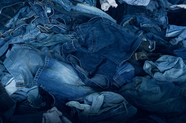 Stapel verschillende tinten blauwe jeans Stapel blauwe denim jeans textuur banner Canvas denim mode textuur