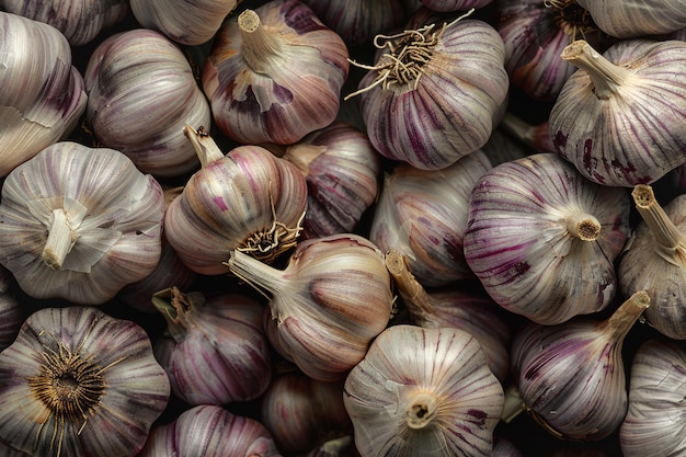 Stapel verse biologische knoflookbollen met AI gegenereerd