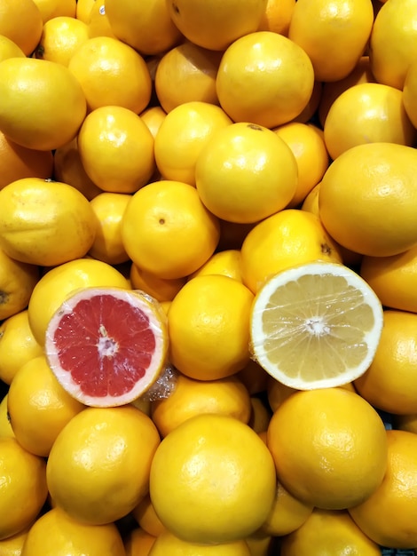 Stapel verse grapefruits op display op straatmarkt