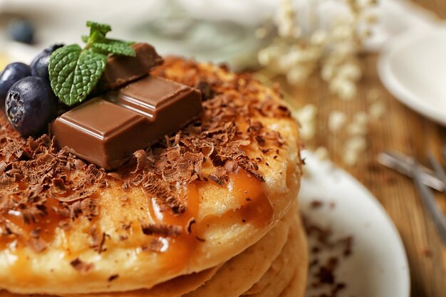 Stapel verse pannenkoeken met chocolade op plaat