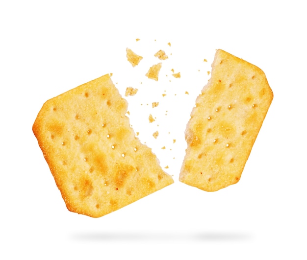 Stapel vierkante crackers geïsoleerd op een witte achtergrond. Droge crackerkoekjes geïsoleerd