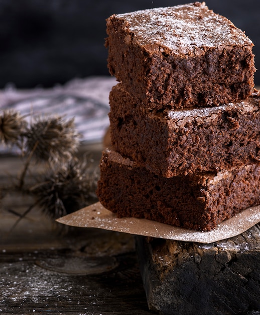 Stapel vierkante plakjes gebakken brownie taart