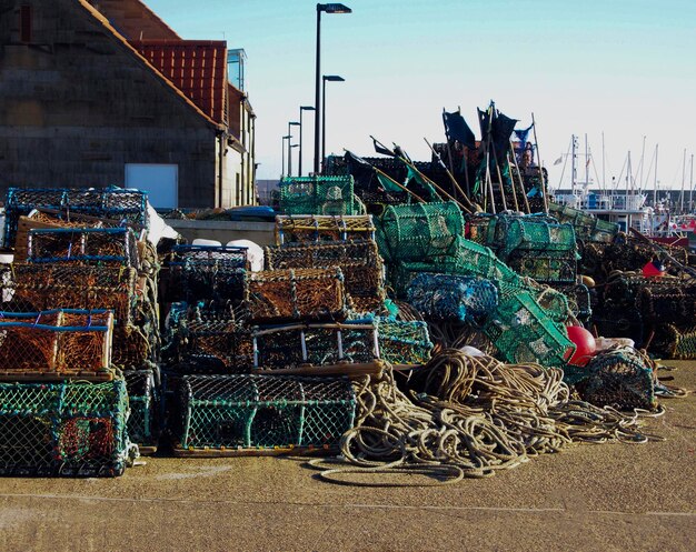 Foto stapel visnetten in de haven tegen de lucht