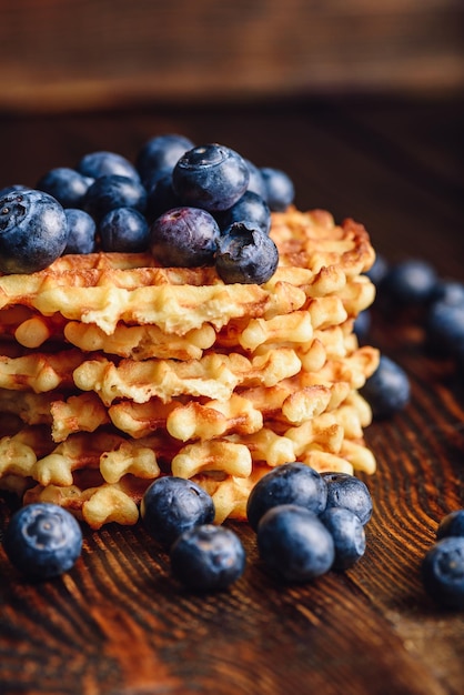 Stapel wafels met bosbes