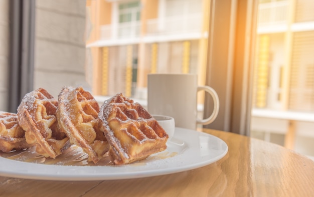 stapel wafels op houten tafel