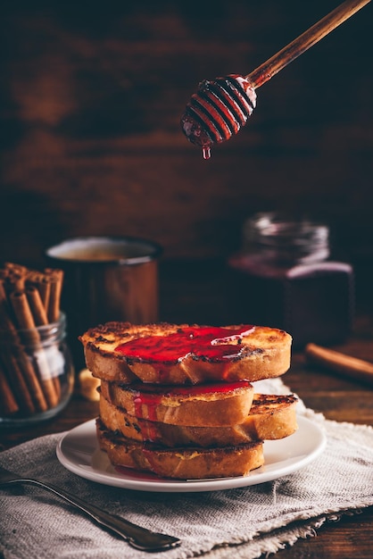 Stapel wentelteefjes met bessensiroop