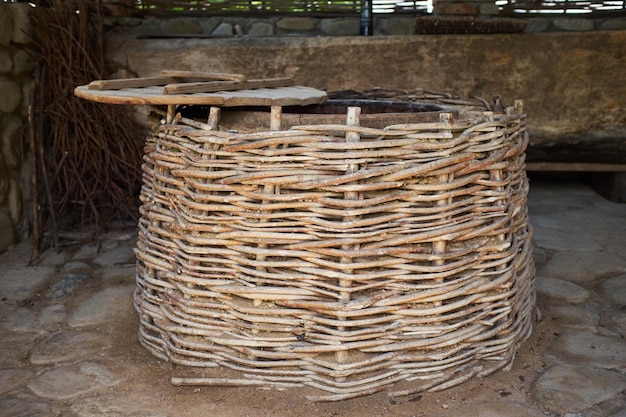 Foto stapel wicker manden op straat