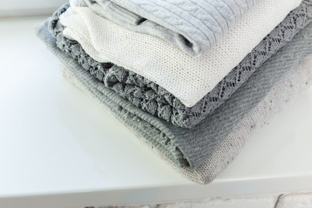 Stapel witte comfortabele gebreide sweaters