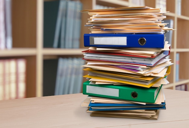 Stapel zakelijke documenten op achtergrond