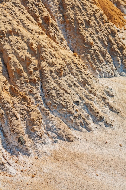 Stapel zand in de vorm van de voet van de berg