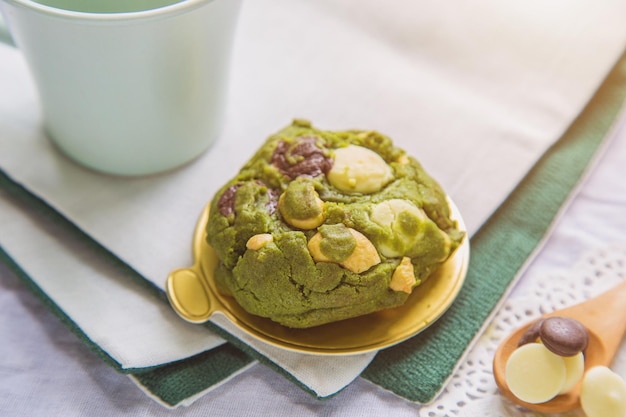 Stapel zelfgemaakte groene thee koekjes op een tafel met een kopje melk achtergrond